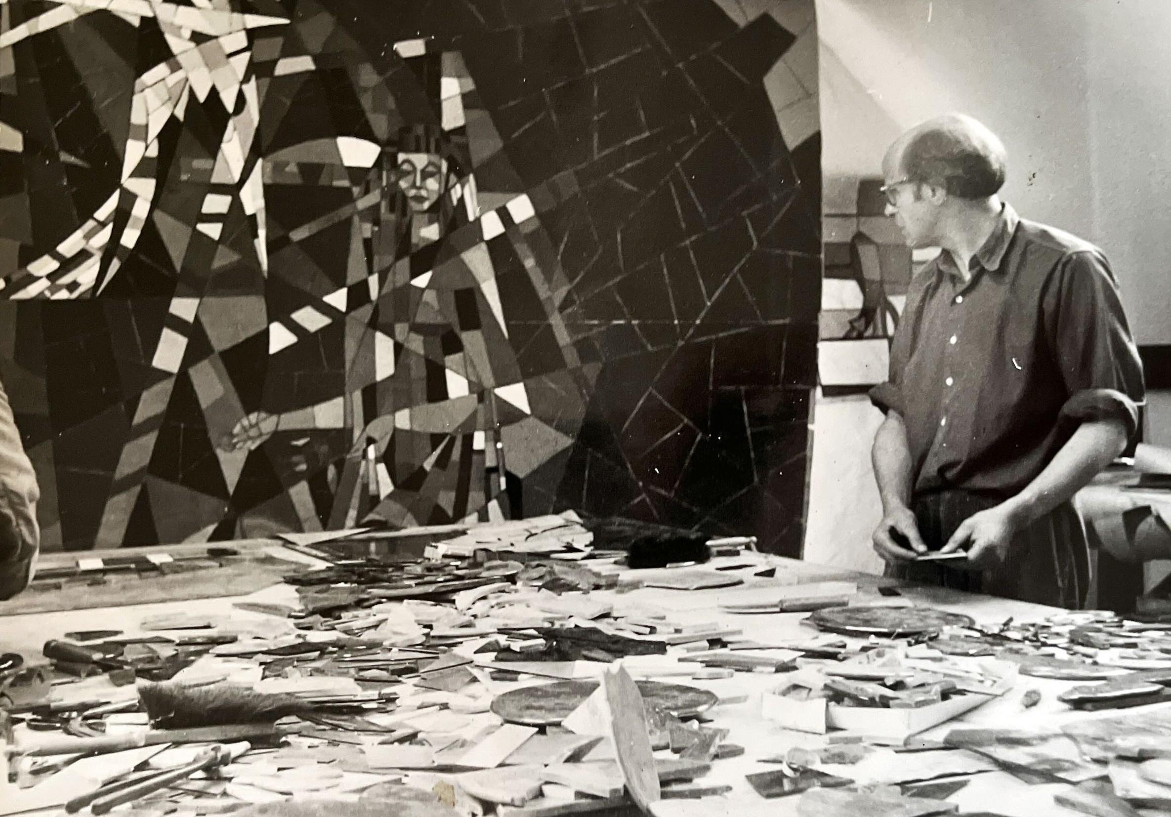Hans Kaiser bei der Arbeit am Mosaik im ehemaligen Zollamt Soest, 1956, Archivfoto