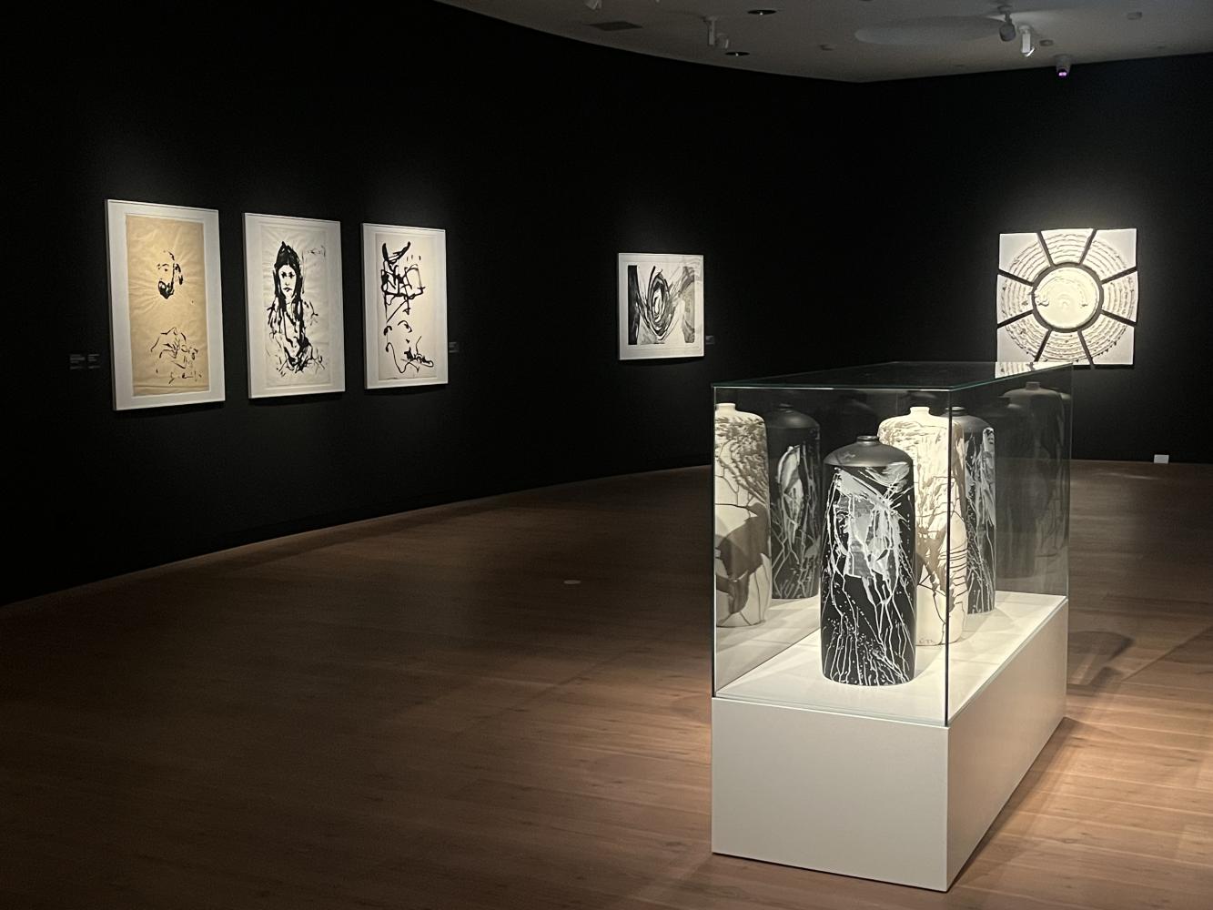 Ausstellungsansicht, Schwarz & Weiß – Kontraste der Sammlung, Foto: Gustav-Lübcke-Museum, Hamm