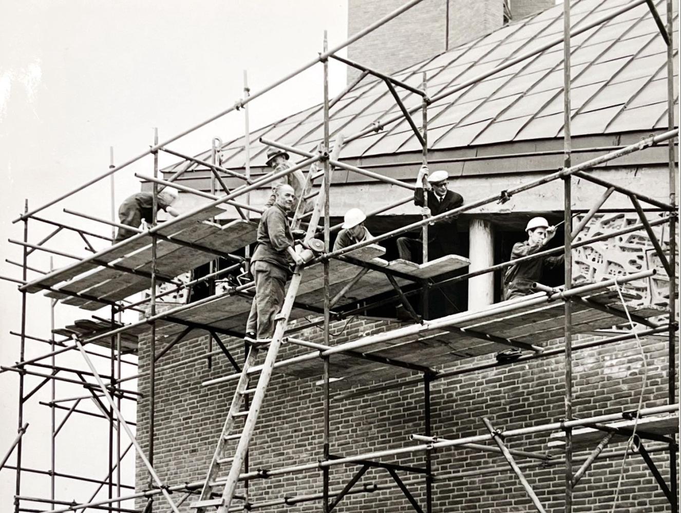 Einbau des Fensterbandes für die Johanneskirche, Soest, 1964, Archivfoto Einbau des Fensterbandes für die Johanneskirche, Soest, 1964, Archivfoto